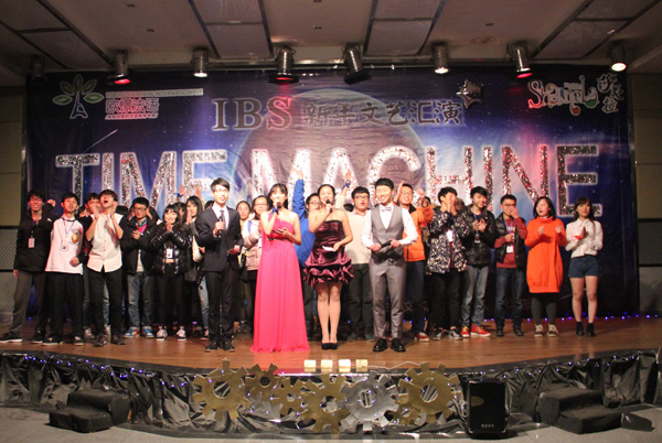 全体工作人员上台合唱歌曲《The voice of young》