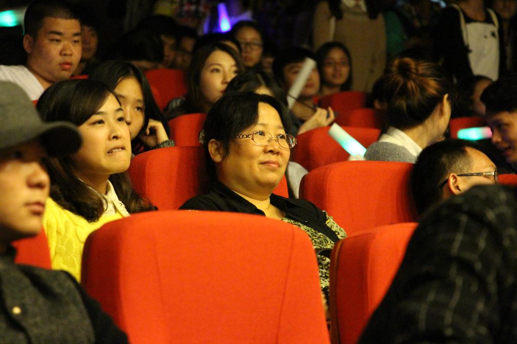 观众聆听歌手演唱