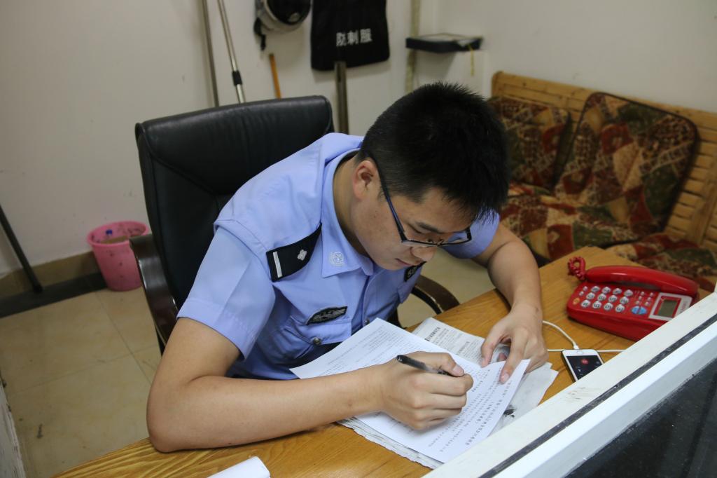 法警认真填写问卷