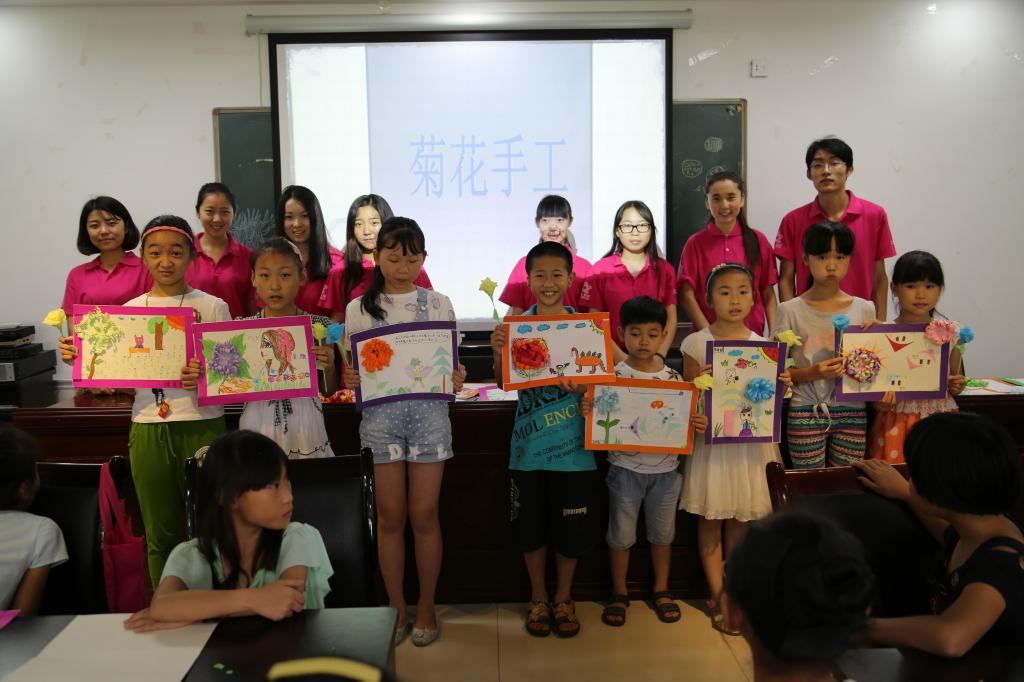 艺术学院暑期“三下乡”青年志愿队和小朋友们