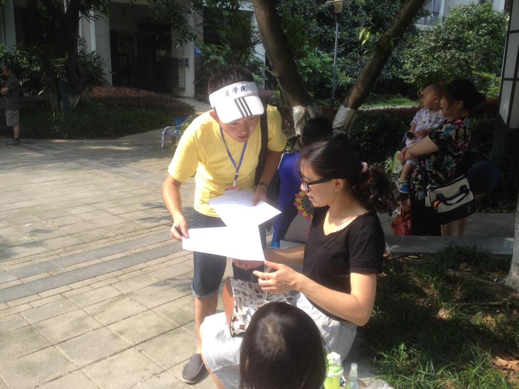 实践团成员向路人发放问卷