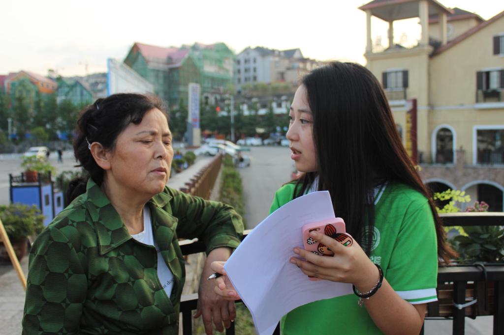 宣讲团成员向路人耐心讲解财政知识并发放问卷