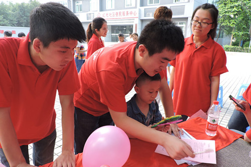 实践团成员们孩子们介绍课堂的内容