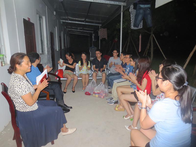 会谈结束后,我校领导与同学交流