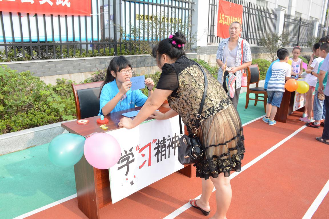 市民们聚精会神地听志愿者讲解时政热点