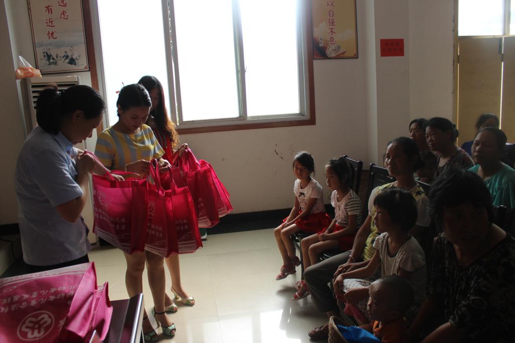 挂职学生和妇联领导一起发放毛衣