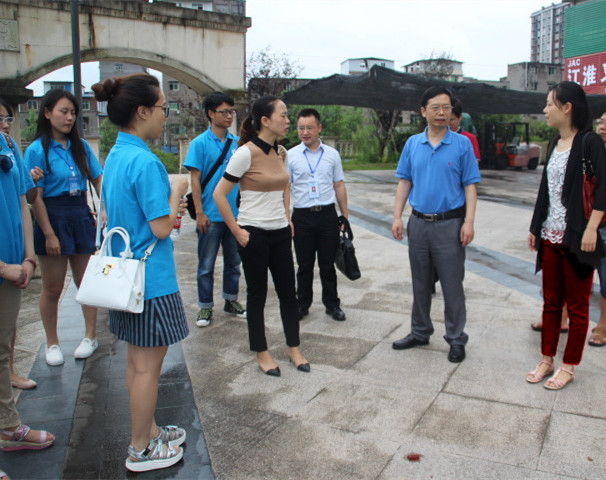 周航书记一行与同学们亲切交谈