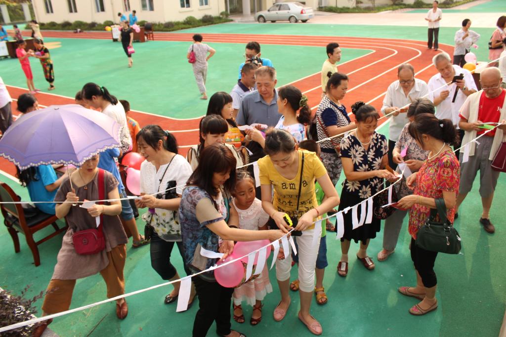 小朋友们积极参与游戏