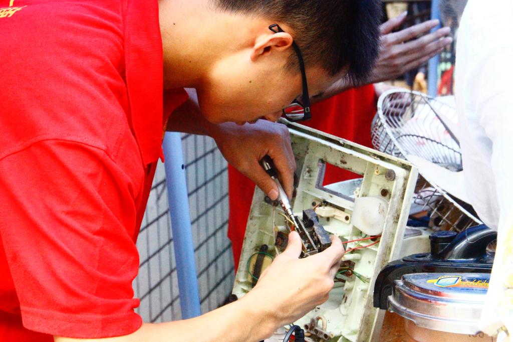 队员们仔细认真的维修家电