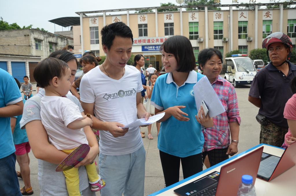 实践团向当地群众宣讲创新创业的理念