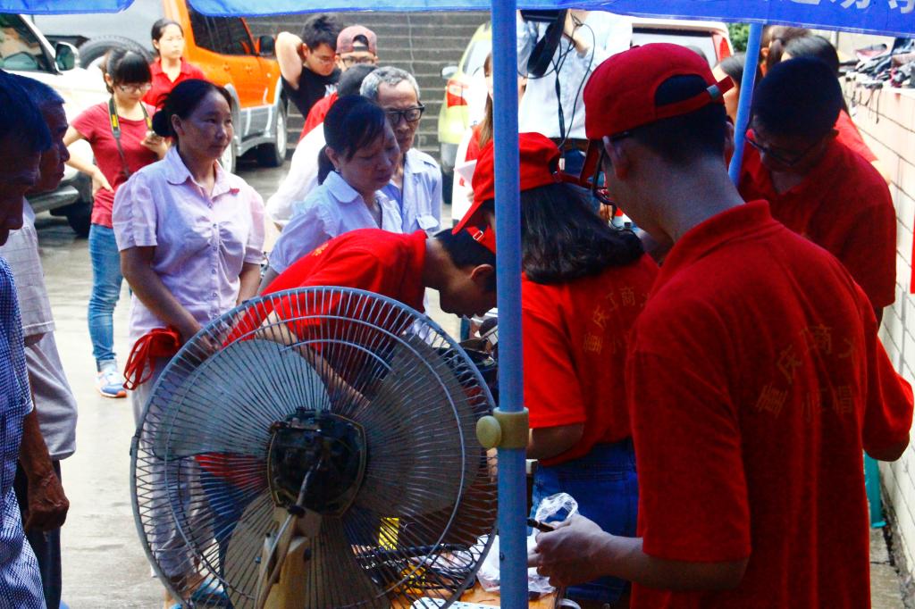 家电义务维修活动现场