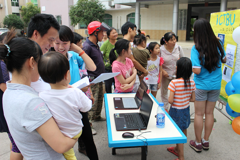 实践团向当地群众介绍ICTBU和快收等创意营销项目