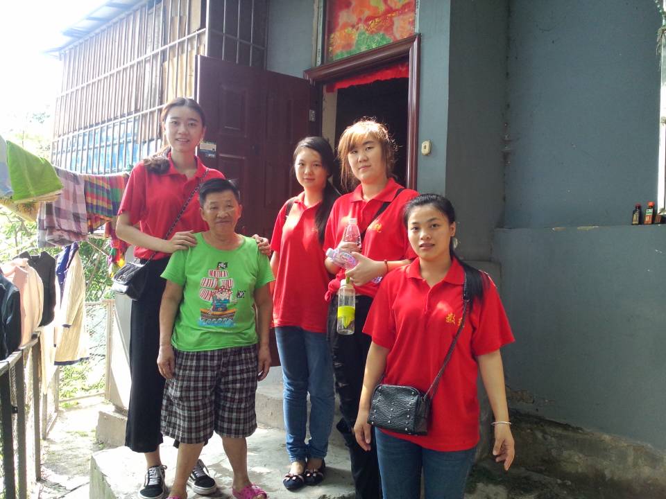 实践团看望慰问社区聋哑老人