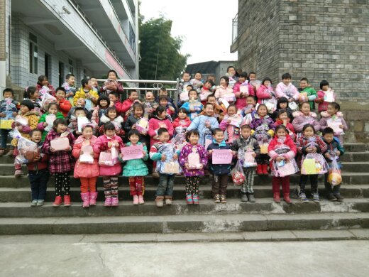 梁平县城北乡中心学校的孩子们收到新年礼物